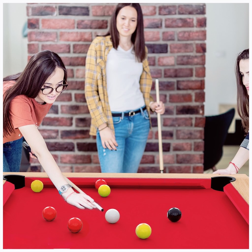 partie conviviale de 8-pool entre filles